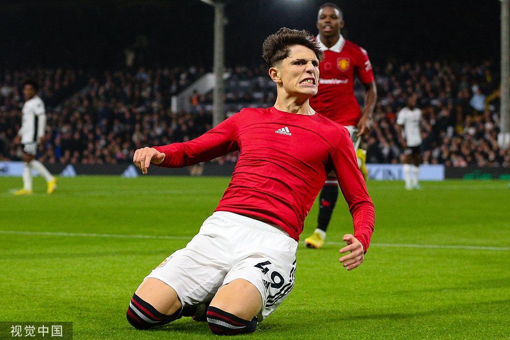 冲刺阶段体能课后，拜仁慕尼黑远射贴柱备战英超，震撼外界，年轻球员得到机会的简单介绍