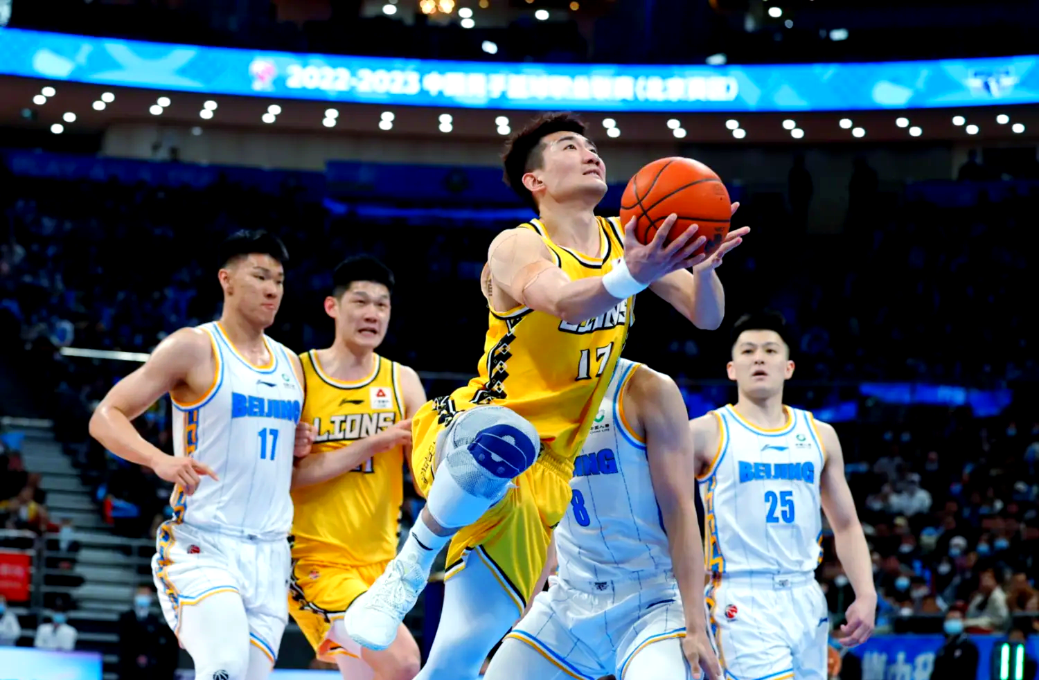 包含广州队训练开放日，集结日扳平良机引欢呼，CBA季后赛在即，阵容厚度经受考验的词条